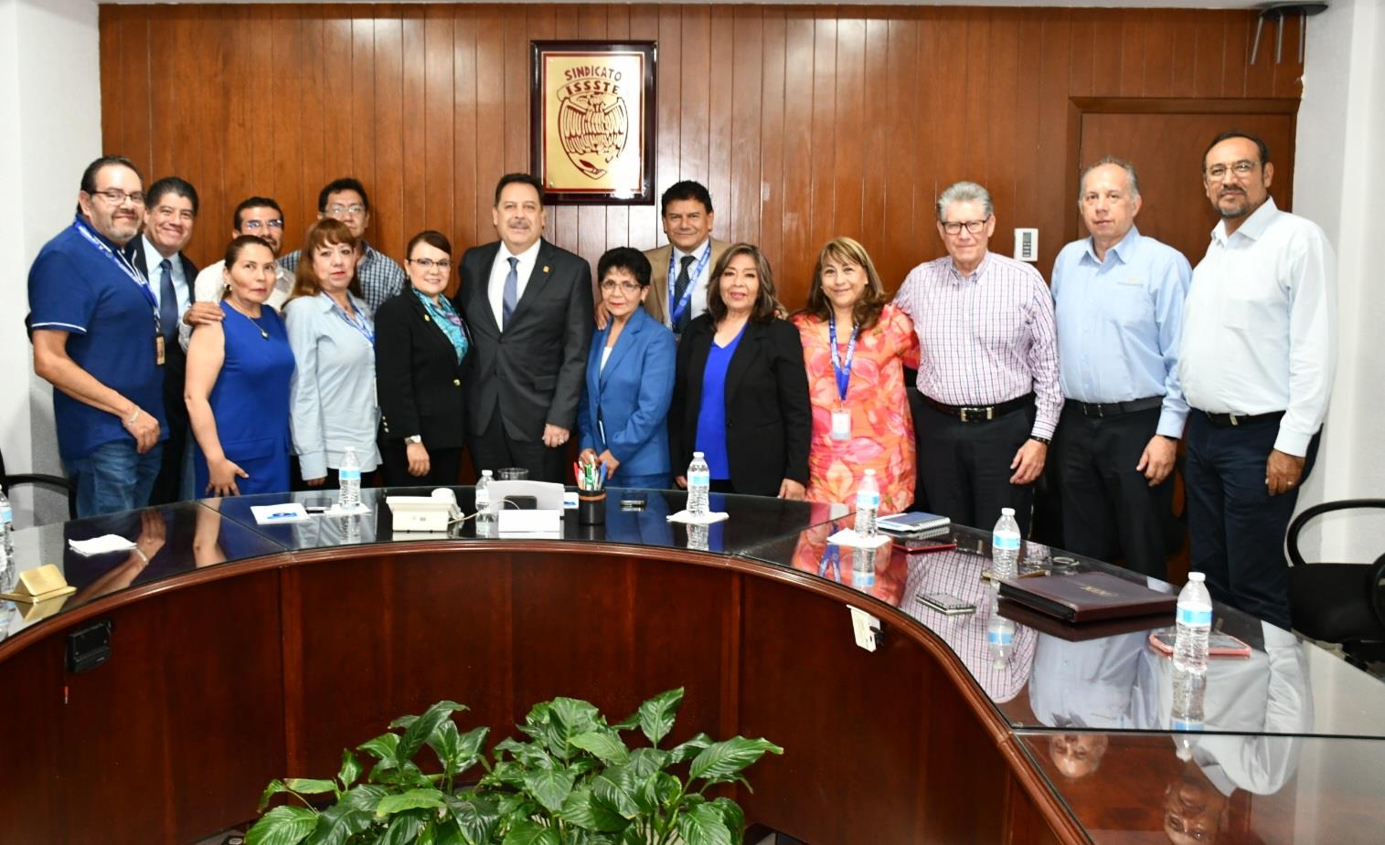 Visita de compañeras y compañeros de la Sección XLV, SuperISSSTE, Velatorio y TurISSSTE